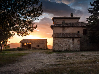 Italia, Toscana, Firenze, casa contadina nella campagna al tramonto.