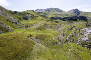 Fototapeta na wymiar Vue aérienne d'une valée en montagne à proximité de Laruns dans les Pyrénées Atlantiques région Nouvelle-Aquitaine. Paysage par drone en montagne avec la vallée
