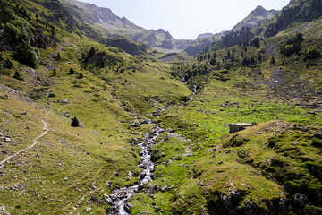 Fototapeta na wymiar Vue aérienne d'une chute d'eau en montagne à proximité de Laruns dans les Pyrénées Atlantiques région Nouvelle-Aquitaine. Paysage par drone en montagne avec vue sur une cascade et la vallée