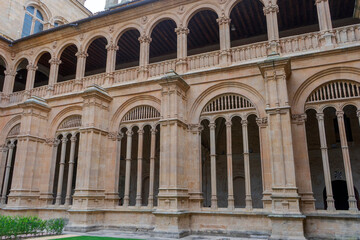 Fototapeta na wymiar claustro de los reyes en el convento de San Esteban en la provincia de Salamanca, España