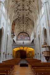 interior de la iglesia del convento de San Esteban en la provincia de Salamanca, España