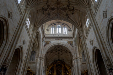 Fototapeta na wymiar interior de la iglesia del convento de San Esteban en la provincia de Salamanca, España