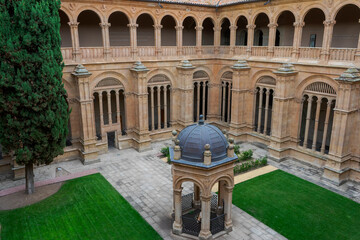 claustro de los reyes en el convento de San Esteban en la provincia de Salamanca, España