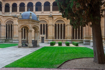 Obraz premium claustro de los reyes en el convento de San Esteban en la provincia de Salamanca, España