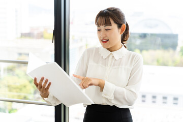 Fototapeta premium 打ち合わせをする女性社員