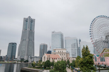 Fototapeta premium 曇り空の神奈川県横浜市みなとみらい