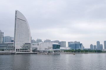 Obraz premium 曇り空の神奈川県横浜市みなとみらい