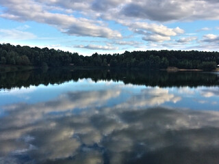 Fototapeta premium Etendue d'eau et son reflet miroir