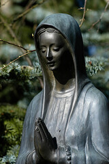 Statue der heiligen Maria auf einem Friedhof