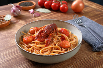 spaghetti con gamberi di fiume e pomodoro