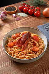 spaghetti con gamberi di fiume e pomodoro
