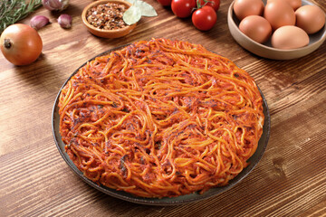 spaghetti frittata di pasta con pomodori