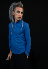 Dreadlockmann mit Zigarette