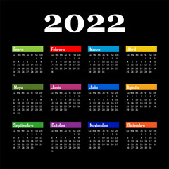 black calendar on 2022 year, into spanish.color month.