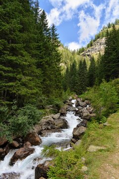 Val di Rabbi, nel parco Nazionale dello Stelvio, Cascate del torrente Saent, tempi lunghi di esposizione, effetto seta