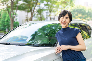 車の横に立つ女性