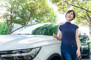 車の横に立つ女性
