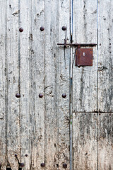 Puerta antigua de madera y cerradura vieja