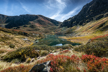 Vue sur l'&eacute;tang bleu de Courbi&egrave;re, en Ari&egrave;ge, dans les Pyr&eacute;n&eacute;es - France