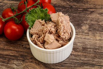 Canned tuna fillet in the bowl