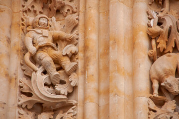 figura del astronauta de la fachada de la catedral de Salamanca, España