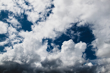 Obraz premium Cielo azul con nubes blancas 