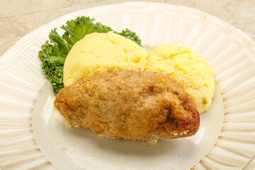 Crispy chicken cutlet with mashed potato