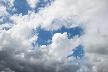 Cielo azul con nubes blancas 