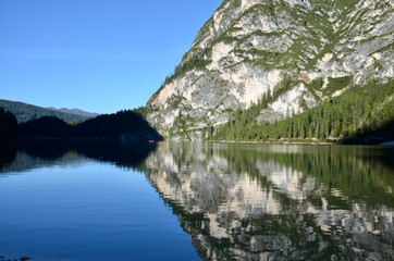 Fototapeta na wymiar Pragser Wildsee (Lago die Braies, Braies wild like) in die Dolomites, South Tyrol 