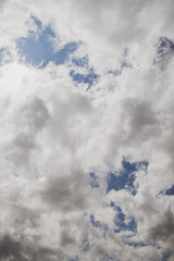 Cielo azul con nubes blancas 