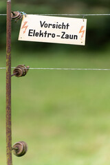 elektrischer Weidezaun / Elektro Zaun, Tierweide mit Warnschild