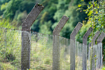 alte Stacheldraht Zaunpfosten aus Beton 