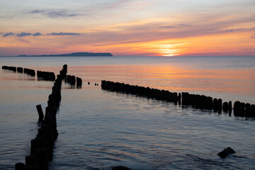 Blaue Stunde mit Kreuzbuhne am Strand von Dranske auf Rügen