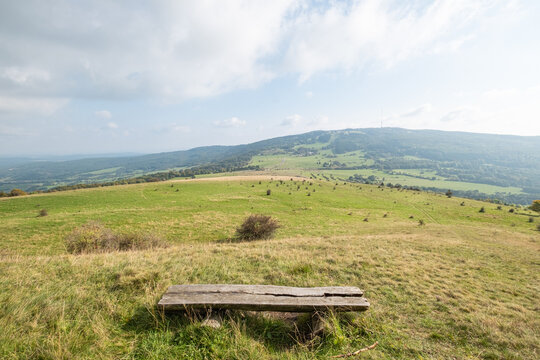 Blick vom Arnsberg zum Kreuzberg in der byerischen Rh&ouml;n bei Bischofsheim