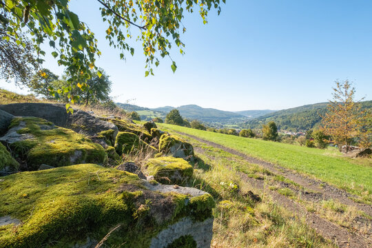 Landschaft bei Riedenberg mit Panoramablick nach Bad Br&uuml;ckenau
