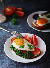 Sandwiches with fried eggs and tomatoes