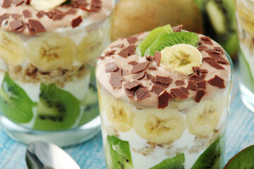 Trifle desserts with bananas, kiwi and yogurt	