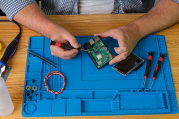 Raspberry Pi Computer reparieren - Techniker mit Raspberry Pi