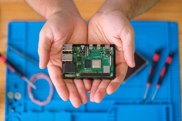 Fototapeta na wymiar Raspberry Pi Computer reparieren - Techniker mit Raspberry Pi