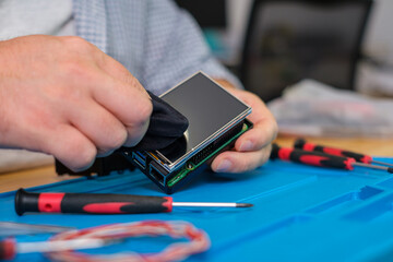 Raspberry Pi Computer reparieren - Techniker mit Raspberry Pi