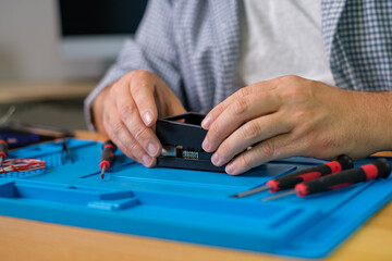 Raspberry Pi Computer reparieren - Techniker mit Raspberry Pi