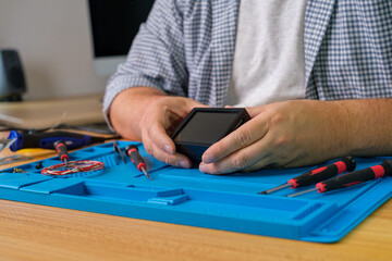 Raspberry Pi Computer reparieren - Techniker mit Raspberry Pi