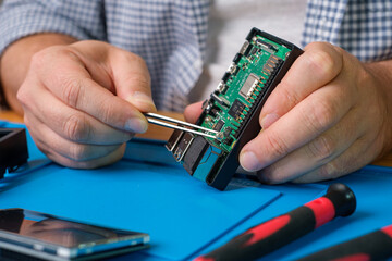 Raspberry Pi auseinanderbauen und reparieren - Techniker in IT Werkstatt 