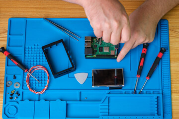 Raspberry Pi auseinanderbauen und reparieren - Techniker in IT Werkstatt 