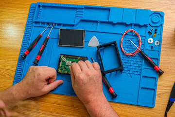 Raspberry Pi auseinanderbauen und reparieren - Techniker in IT Werkstatt 