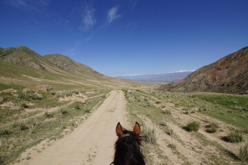 キルギス・コチコル村近く 乗馬で旅する