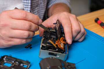 Techniker repariert Kamera - Kamerareparatur