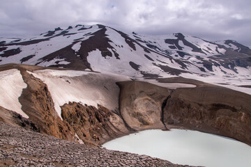 Spiegelungen der Berge im Wasser des Öskjuvatn im Hochland von Island in der Caldera von Askja. © Edda Dupree