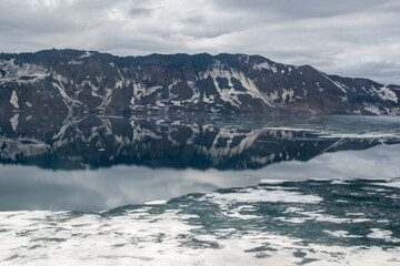Spiegelungen der Berge im Wasser des Öskjuvatn im Hochland von Island in der Caldera von Askja. © Edda Dupree