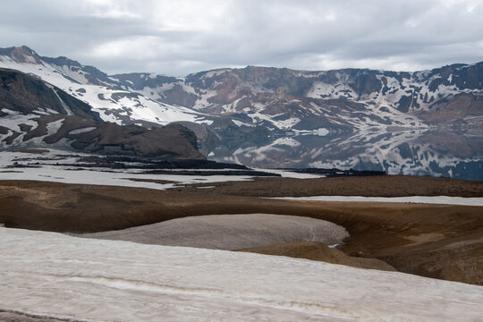 Spiegelungen der Berge im Wasser des Öskjuvatn im Hochland von Island in der Caldera von Askja.